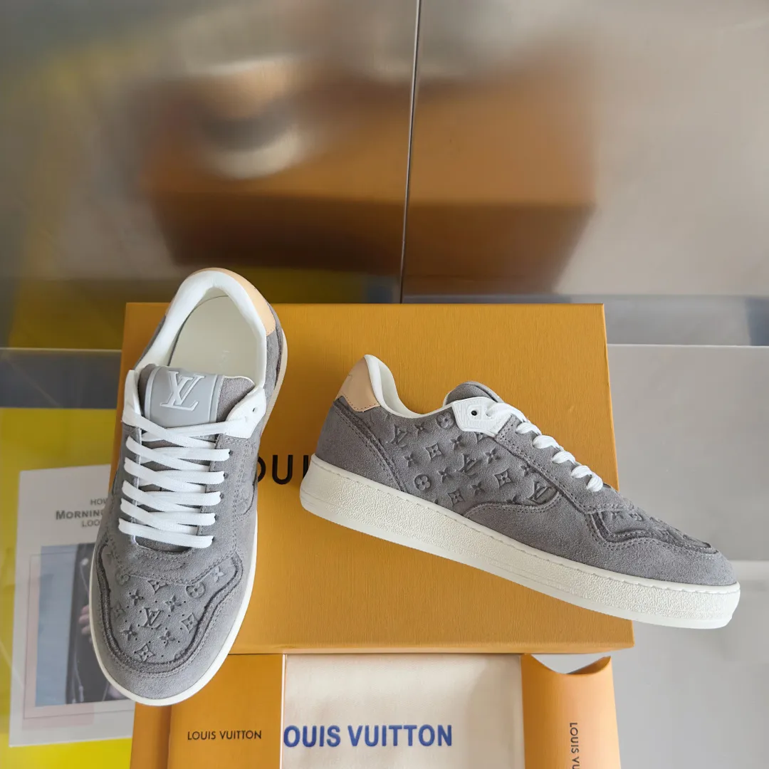 👟👟Ex-factory price 740👟👟 Top version LV Louis Vuitton L House Donkey Brand Stadium Series Casual Sports Shoes White Shoes Dexun Shoes Original purchase, development and production LV Stadium sports shoes are soft cow leather partially embossed with Monogram patterns, reproducing the retro design trend. Monogram canvas trim and toe perforations bring together exquisite details, the tongue is decorated with LV letter label, and the outsole depicts the Louis Vuitton logo. Exquisitely packaged at the delivery counter🛍📦 ▪️ Fabric: Original imported first-layer cowhide ▪️ Lining: Original imported soft sheepskin lining ▪️ Sole: Original open-molded non-slip rubber outsole ▪️ Bottom thickness: 3CM ▪️ Size: Women's 35-41